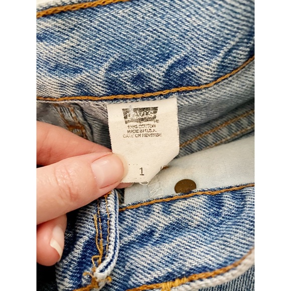 ❌SOLD❌ RARE VINTAGE LEVI’S Med Wash Cut Off Shorts - Picture 2 of 3